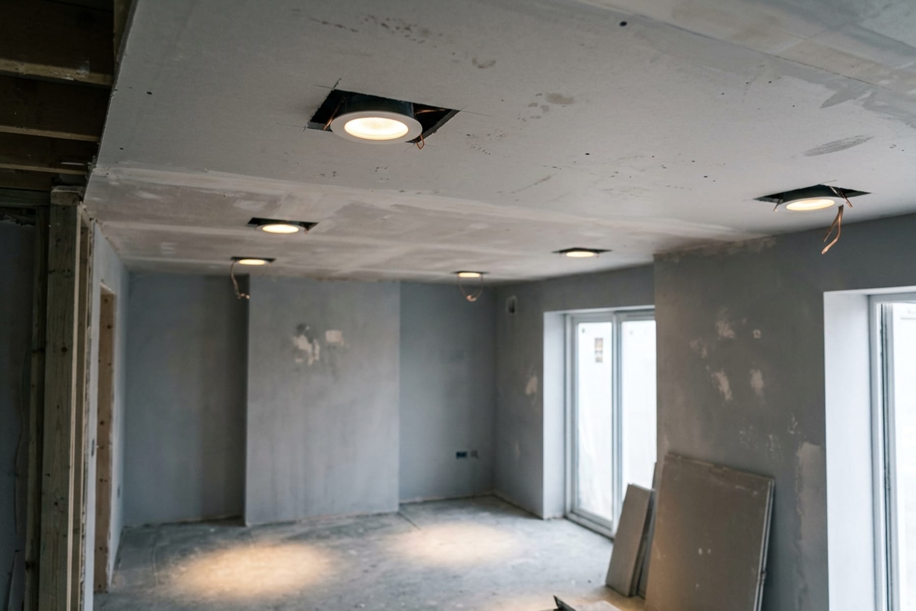 Plan photographié d’un réseau d’éclairage avec quatre points lumineux
